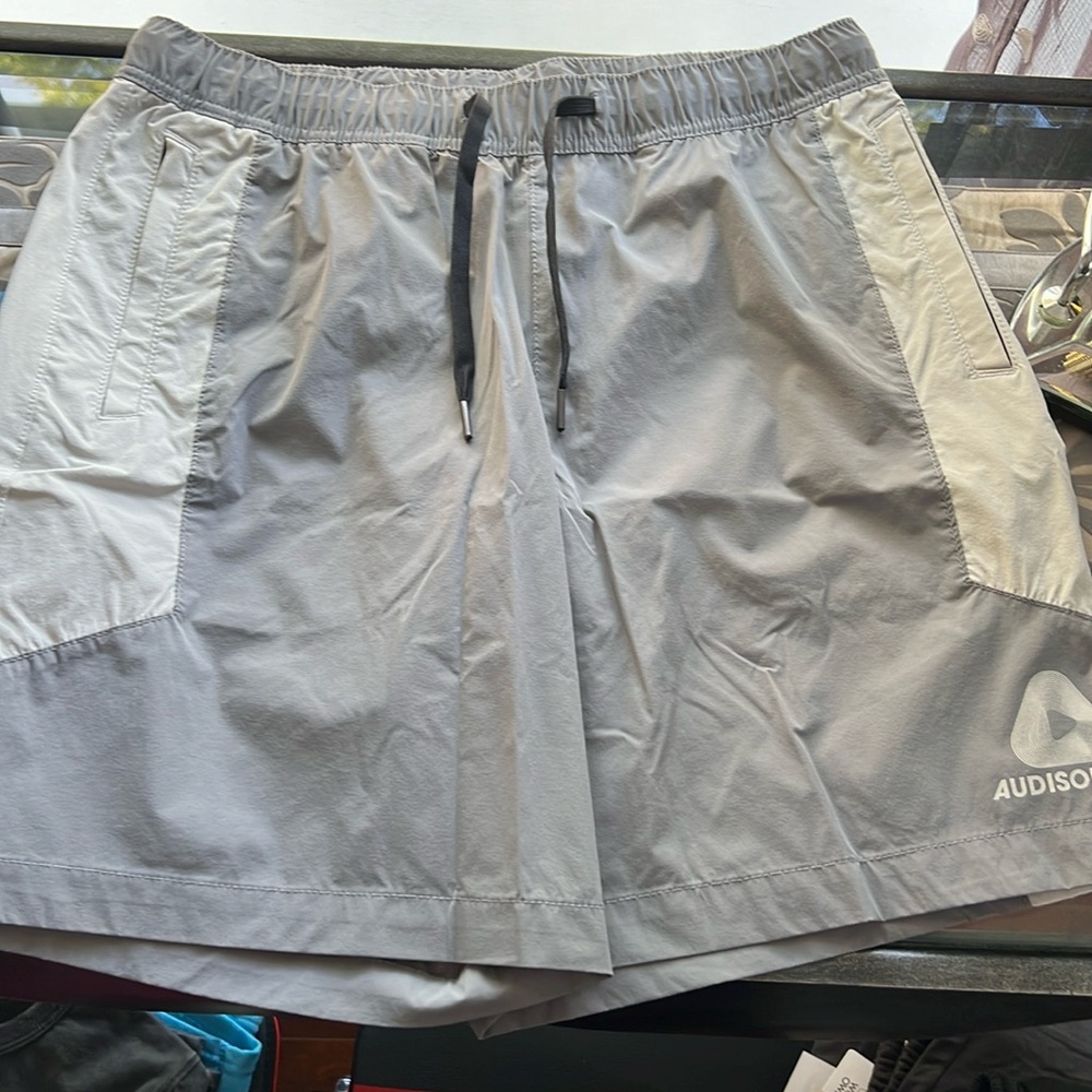 NWOT HM MENS SHORTS VERY BIG FOR A MEDIUM COULD FIT LARGER